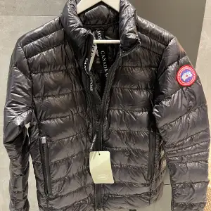 En helt oanvänd canada goose jacka perfekt till våren  Endast testad men blev inte helt nöjd med den själv därför säljer jag den   Obs tar inte emot byten!!! 