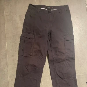 Cargo byxor - Snygga retro cargo byxor🫶🏻 strl 52, skulle säga att de är mer som S-M beroende på hur man vill att de ska sitta!