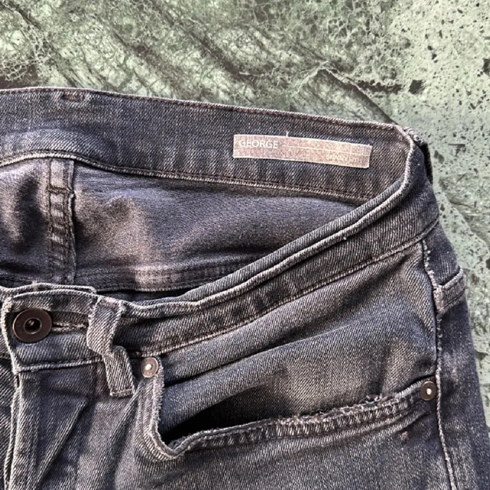 Säljer nu mina feta Dondup George jeans | Skick: 9.5/10, nästan aldrig använda | Storlek: 31 | Nypris: 3299 | Pris: 949 | Fraktar via postnord eller instabox 🚚📦 | Tveka inte på att höra av dig vid minsta fråga eller fundering |. Jeans & Byxor.