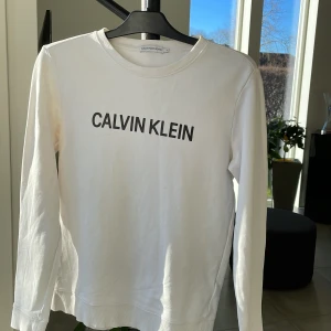 Kalvin Klein Jeans collegetröja 🤍 - En jättefin vit collegetröja som knappt är använd. Står ingen specifik storlek men jag har S och den passar mig. För fler bilder eller frågor skriv! 🩷