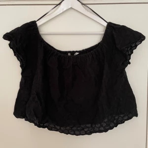 Blus Zara - Denna blus är såå söt, croppad och mönstrad.  Fortfarande i gott skick, storlek S