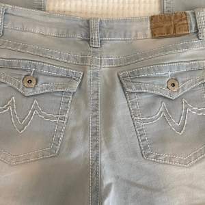 Säljer mina otroligt fina vintage jeans. De är ljusblåa med vita sömmar, perfekt inför våren🌸🌷🌸 Säljer så de inte passar mig💕 Hör av er vid frågor💗