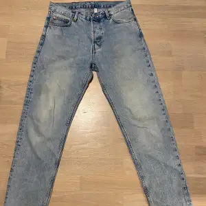 Weekday jeans, Model: barrel. Bra skick 