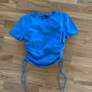Zara tröja - En blå tröja från zara perfekt nu inför sommaren. Man kan justera midjan med snörena. Skriv privat för mer info❤️