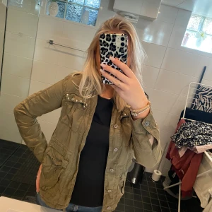 Grön vårjacka med nitar - Cool tunnare jacka till våren 💗