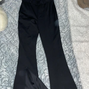 Sköna kostymbyxor med slit - Storlek XS/S
