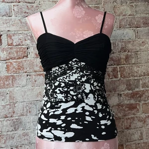 Topp - Topp med fina detaljer🦓🤍🖤storlek L men passar S-M med