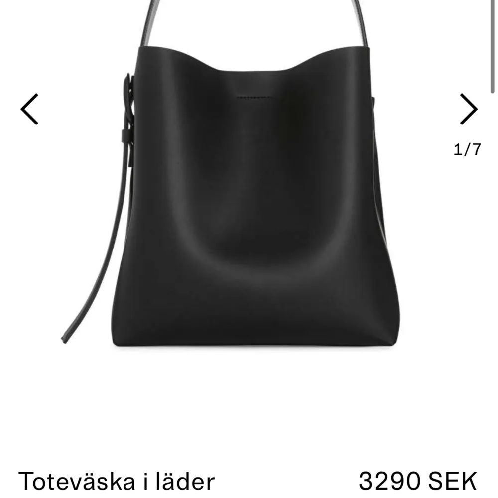 Stor svart väska ifrån ARKET🤩 Knappt använd och ser ut som helt ny!. Väskor.