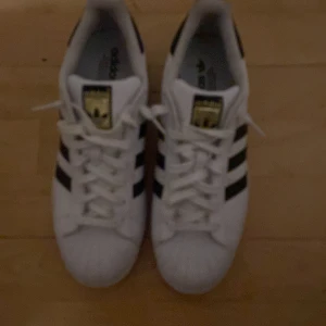 Adidas superstar skor - Adidas superstar skor inte riktigt min stil så säljer dem här.