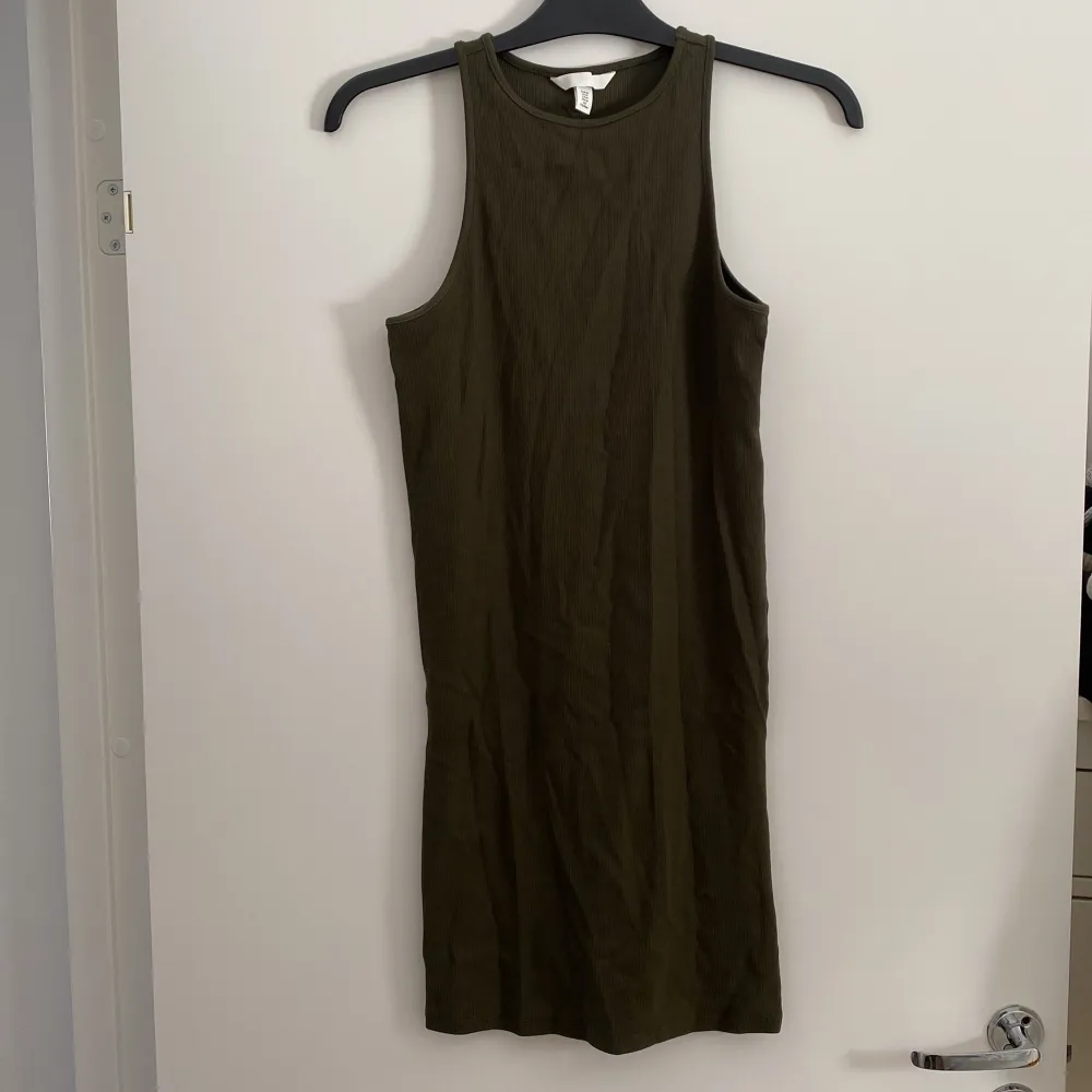 Ribbad grön klänning i storlek M💚 Använd fåtal gånger  Rättvis färg på bild 2. Klänningar.
