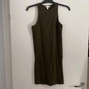 Ribbad grön klänning i storlek M💚 Använd fåtal gånger  Rättvis färg på bild 2