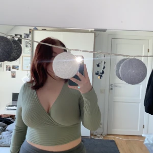 Ljusgrön långärmad omlotttröja  - Ljusgrön långärmad omlotttröja i storlek L. Bara använd några få gånger så i bra skick. 100kr inklusive frakt! 😚