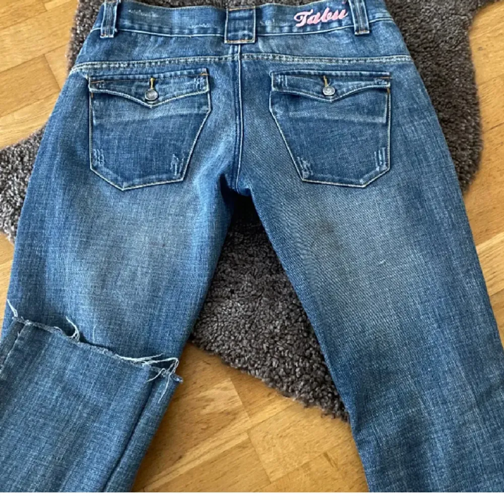 Köpte desa jeans från plick men var tyvär aldeles för stora. Dem är bootcut men jag själv läste fel om storleken och trode dem var mindre, jag tror att man hade kunnat sy dem ifall man är duktig på det! Dem två första bilderna är från säljaren!💗. Jeans & Byxor.