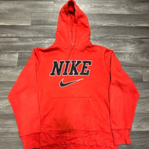 Nike Swoosh Hoodie - Snygg Nike Hoodie i storlek M! Bara att skriva om du undrar över något🙏