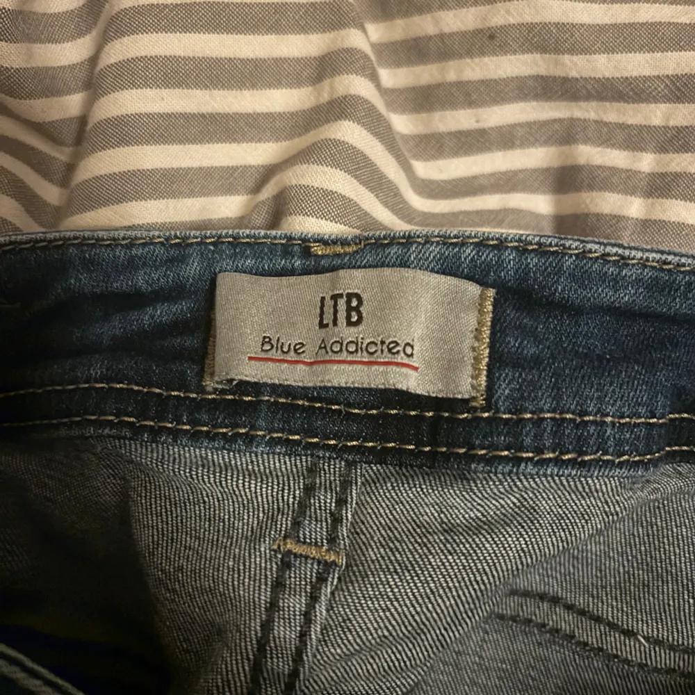 LTB Valerie bootcut jeans, jättebra skick och supersnygga. Passar XS-S. Priset kan vara diskuterbart 🥰. Jeans & Byxor.