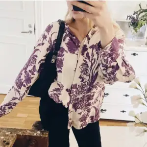 skitsnygg skjorta från H&M. Skelett-vit med lila mönster! Jätteskön💜 nyskick. Oversized