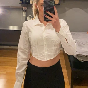 Vit korsett skjorta  - Vit korsett skjorta. Använd 2 gånger. Storlek 38/S