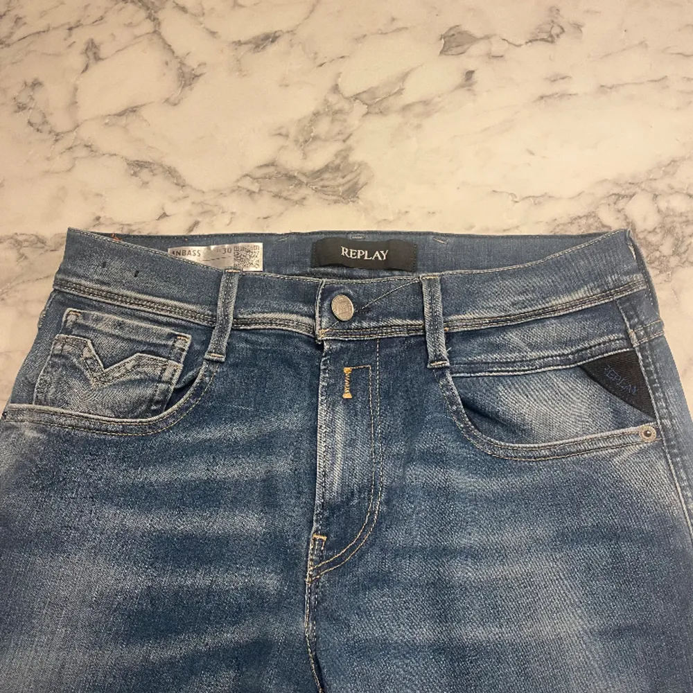 Säljer ett par schyssta Replay jeans, modellen Anbass. Storleken är 30/34 men passar lika bra 30/32 ish.. Jeans & Byxor.