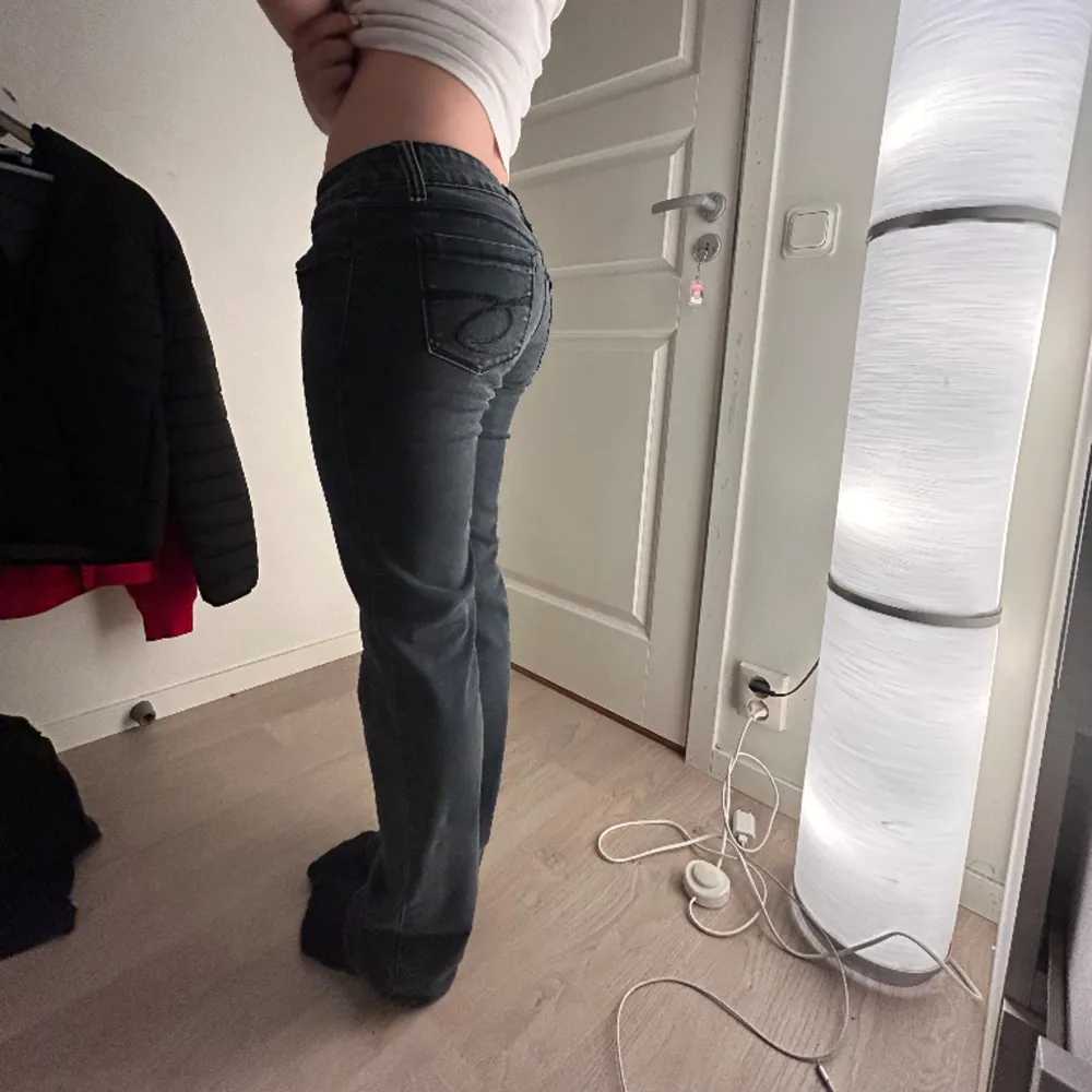 Skit snygga bootcut jeans från 90 talet. Jag säljer dem för o se hur mycket jag kan få för dem!! Dem är i jätte bra skick🤩🤩. Jeans & Byxor.