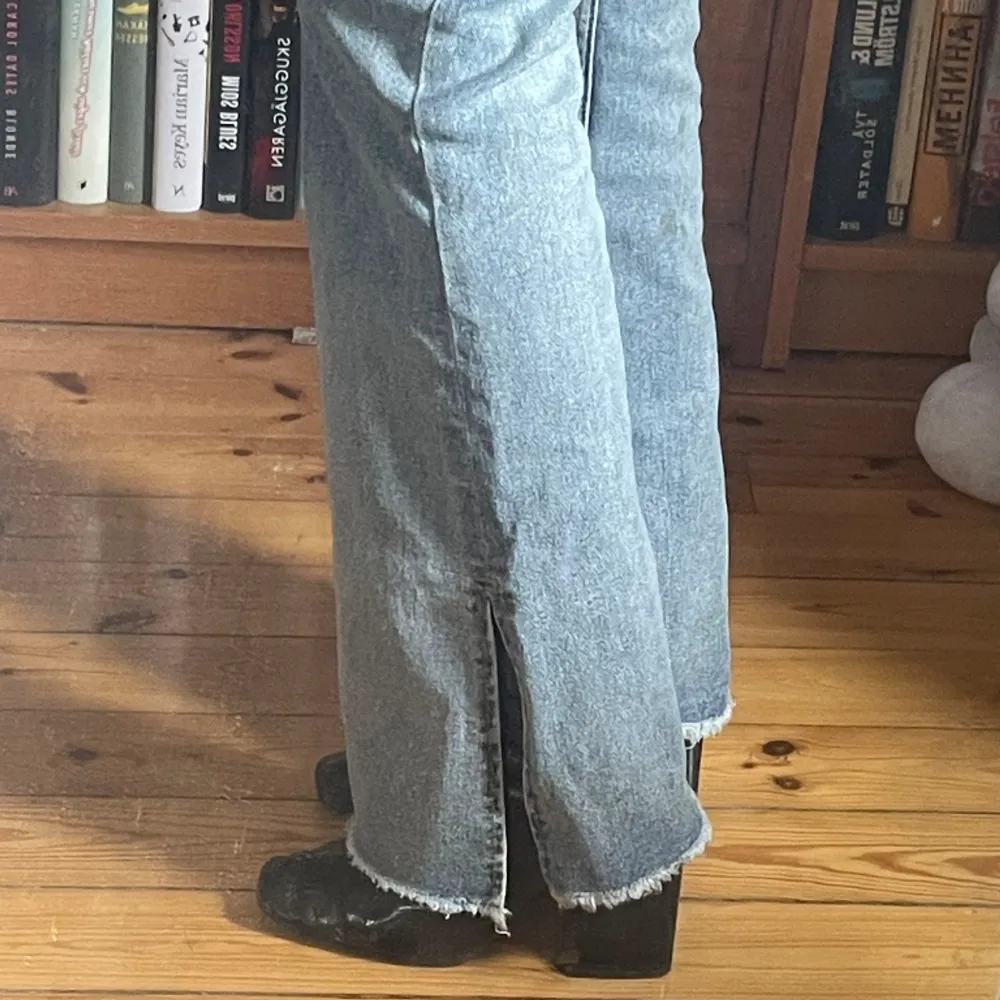 Jeans från motel rocks, hög midja och bootcut med slits. I perfekt skick, endast använd ett fåtal gånger. Jeans & Byxor.
