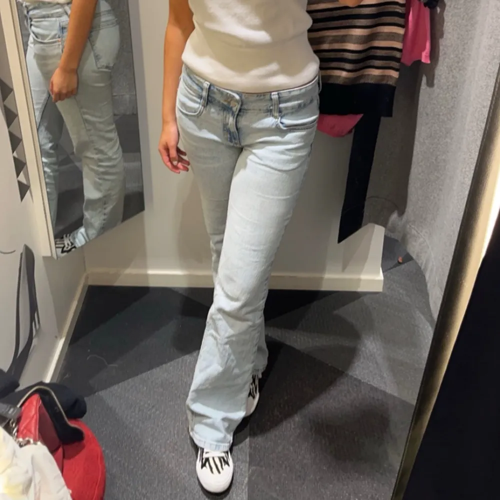 Ljusblåa jeans i storlek 38 men mer som en 36😊. Jeans & Byxor.