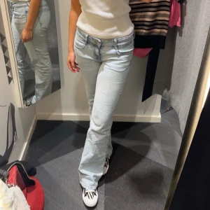 Low waist jeans - Ljusblåa jeans i storlek 38 men mer som en 36😊