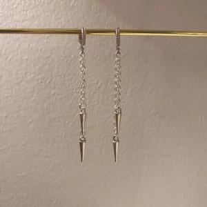 Emma Earrings - Fina lite längre örhängen!