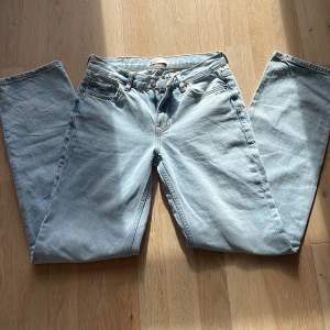 Jeans från Gina Tricot, använda 1 gång och är jätte fint skick. Säljer då att jag tycker att dom inte passar på mig.💞