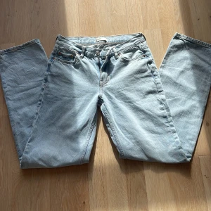 Low Waits Gina jeans  - Jeans från Gina Tricot, använda 1 gång och är jätte fint skick. Säljer då att jag tycker att dom inte passar på mig.💞