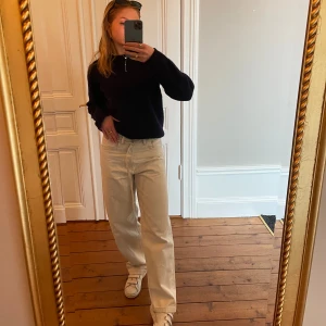 Acne Studios jeans  - Pissnyggt jeans från acne studios som knappt är använda. Perfekt skick. Färgen är lite vitblå aktig, syns bäst på bild 3🫶🏼 skriv vid frågor eller fler bilder. Kvitto finns. Nypris 3100kr