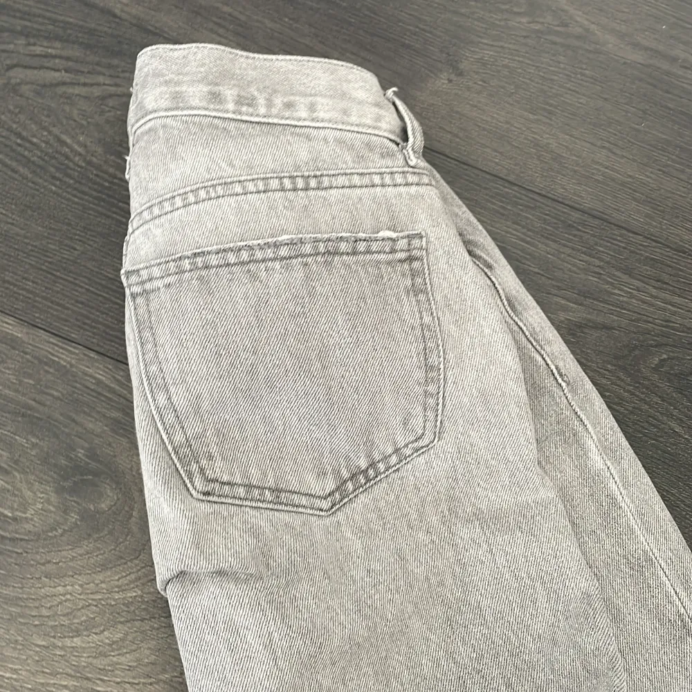 Säljer dessa grå Low straight jeans från Gina Tricot. Använd fåtal gånger men i bra skick. Stl 32. Originalpris ca 500kr. Jeans & Byxor.