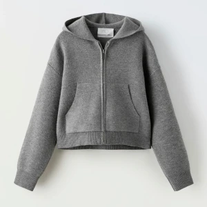 Superfin grå tröja - Superfin cardigan med kedja och huva ifrån Zara barn!! Jag brukar ha S i storlek och den passar mig, den är i storlek 164 egentligen.!Jag har använt den några gånger, den är i jättefint skick! Nypris är 360, jag säljer för 250 👍🏻