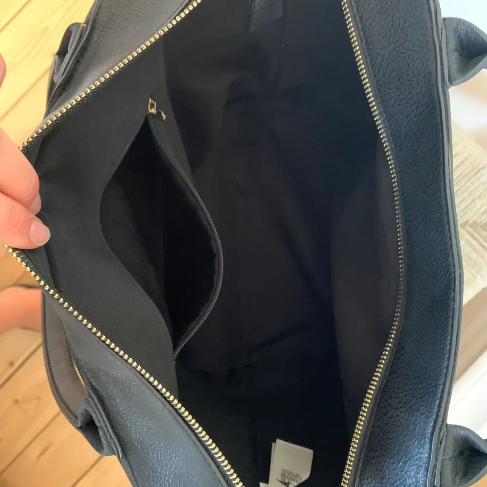 Säljer denna snygga handväska från Kappahl. Mått: H30, L35, B18 cm. Köpte den för ca 6 år sedan men har bara används ett fåtal gånger. Så den är i nyskick. Inköpt för 399kr. Hör av dig vid frågor💗. Väskor.