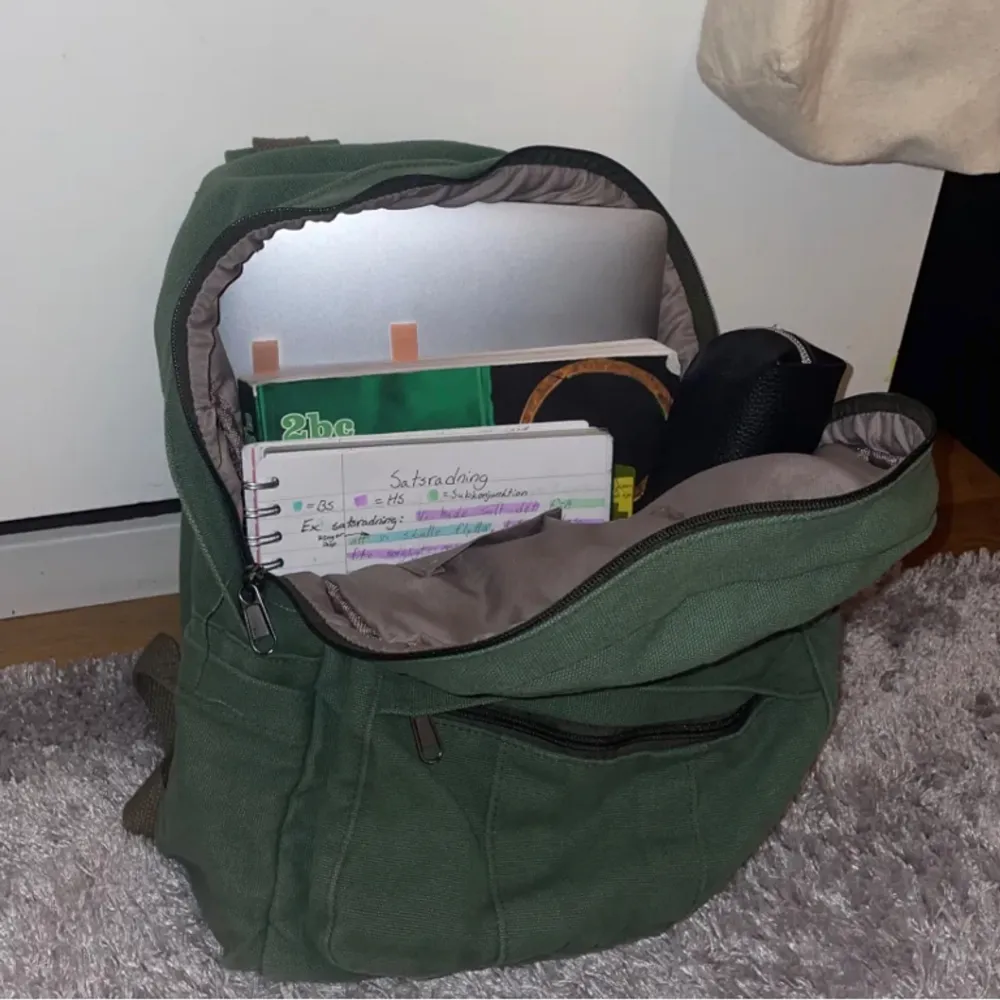 Säljer denna jätte fina gröna ryggsäcken på grund av att det inte är min stil längre💗 Det finns många olika fack både på insidan och utsidan och det finns inga defekter🫶 pris kan diskuteras! . Väskor.