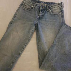 Lägger upp igen för fri frakt. Arrow weekday jeans i färgen summer blue. W24/L30  Tyvärr för korta på mig, (sista bilden lånad) bara att höra av sig! Priset kan sänkas