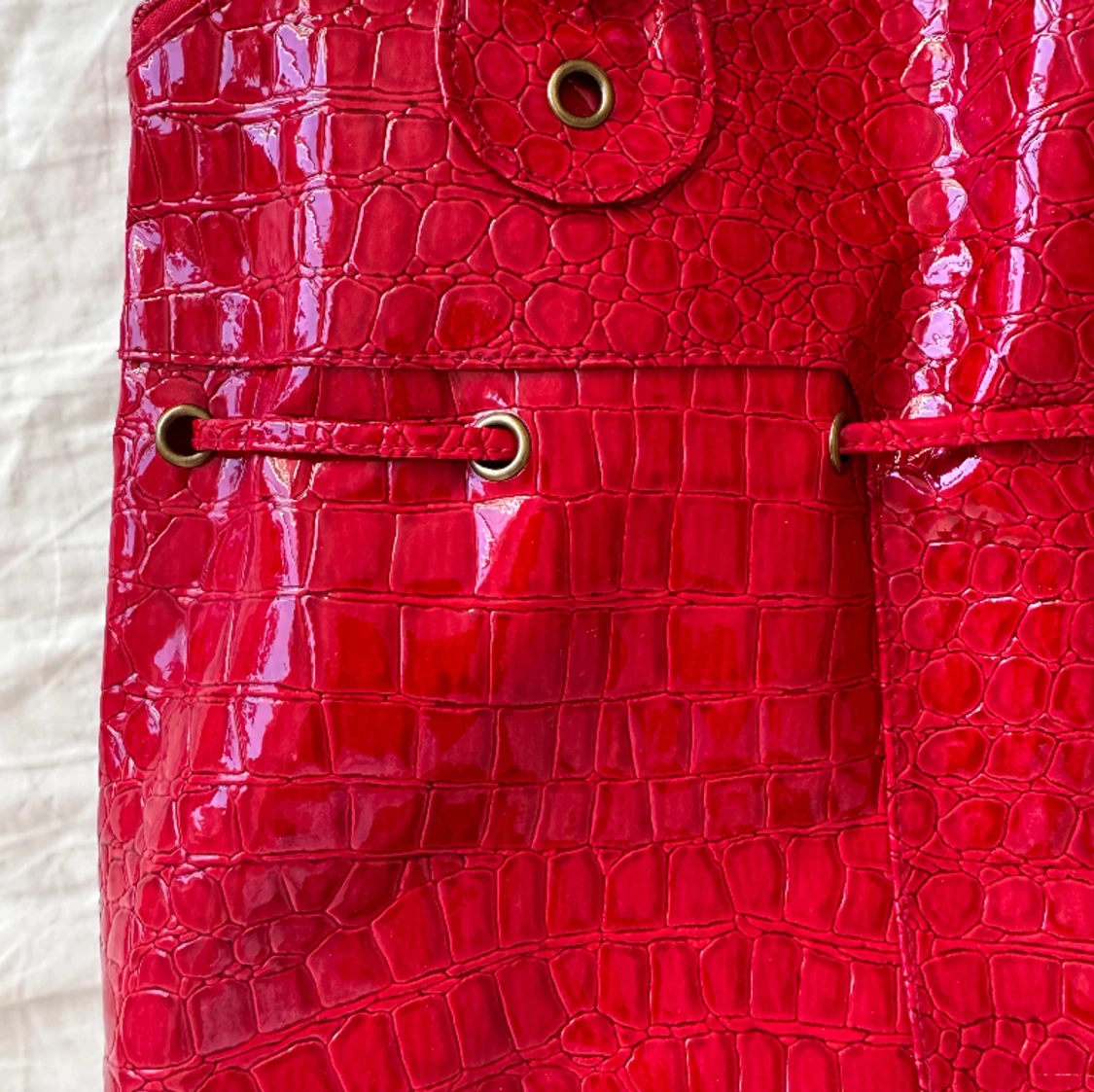 Röd väska i lackskinn liknande material - 90