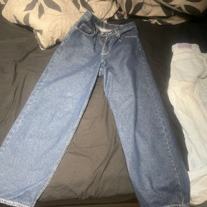 Dr denim baggy jeans - Säljer ett par dr denim mörkblåa jeans. Dom är lagom baggy för någon som är ute efter det. Nypris är 700 och dom är använda 1 gång (Nyskick). Pris är diskuterbart. Passar på  folk runt 184.