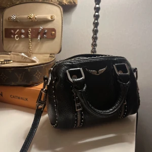 zadig väska  - säljer min fina zadig väska, då den inte kommer till användning längre tyvär, inga defekter och är som ny. har tyvär inget kvitto men dustbag ingår!💕