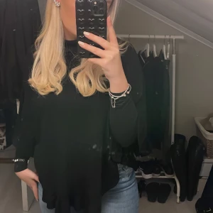 poncho - Jättefin poncho från free quent, jätte fint skick!🖤super skön