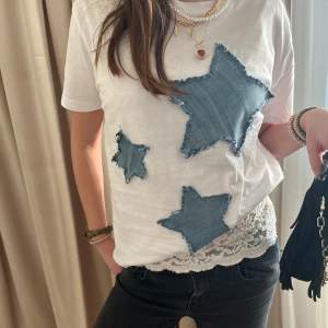 ”Linnea” är våran första modell. Det är en t shirt med tre jeans stjärnor på och vi på JeansZtar syr dessa själva!🤗💕🌸 När du beställer så skriv gärna tröj-storleken du vill ha så löser vi det! Om ni har andra frågor så e det bara att höra av sig!!🙏🏼