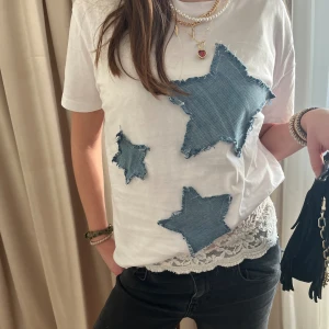 Vår modell ”Linnea”💕 - ”Linnea” är våran första modell. Det är en t shirt med tre jeans stjärnor på och vi på JeansZtar syr dessa själva!🤗💕🌸 När du beställer så skriv gärna tröj-storleken du vill ha så löser vi det! Om ni har andra frågor så e det bara att höra av sig!!🙏🏼