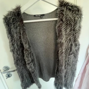 Supersnygg pälsväst  - Skitsnygg pälsväst!!! Passar perfekt till våren och Skitnsygg över en T-shirt eller tunnstickad tröja!! 