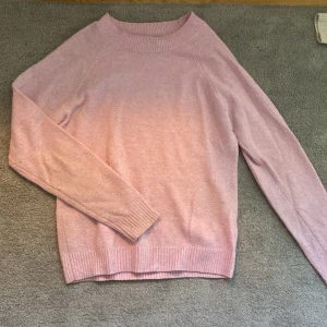 Stickad tröja  - Rosa stickad tröja från vero moda, endast använd fåtal gånger därför i mycket bra skick!😍