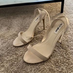 Sandaletter/klackar från nelly❣️ - Bra skick, köpta från sellpy men märket är nelly. Jag har aldrig använt de. Jätte fina och perfekta till bal. 🩷 Benvit färg, skulle säga att klacken är 10 cm ca  Pris kan diskuteras ❣️