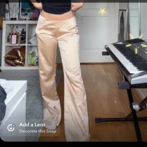 Byxor - Lågmidjade festbyxor i beige färg! Skulle säga storlek M för dem är lite för stora i midjan på mig, (jag brukar ha 36/W27) dem har inga fickor baktill