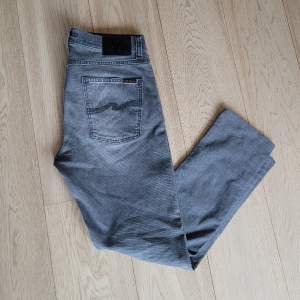 Extremt feta Nudie jeans i perfekta färgen grå! Storlek W32L32, modellen är 185. Superfint skick!