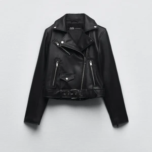 Skinnjacka zara - Super snygg svart skinnjacka ifrån zara i storlek xs men då den är lite oversize passar den en s/m också , inga defekter eller skador ! Finns egna bilder ! 🩷