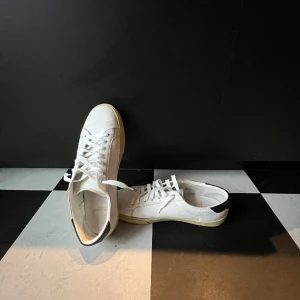 Saint laurent - Tjena! Säljer nu dessa riktigt feta saint laurent skorna // Endast skorna // Skick 7/10 då de är en defekt vid innersidan av den högra skor samt en fläck men ingeg som syns // vid frågor eller funderingar om defekterna så kom gärna pm🙌