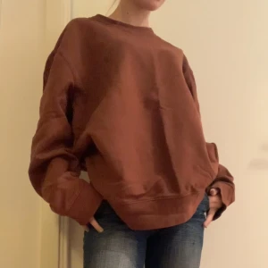 Oversized hösttröja - Perfekt att sätta på sig över något och så himla mysigt material. Fin till hösten och passar till vad som helst. Skriv om du har fårgar🥰