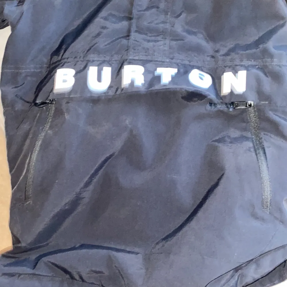Nästan oanvänd Burton jacka då den var för liten men är snygg och varm. Passar perfekt för ni som ska åka skidor i påsk som vill ha en billig ny Burton jacka. Jackor.